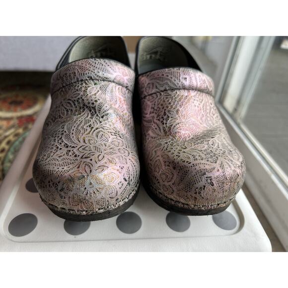 Dansko XP 2.0 Lacy Tooled Embossed Leather Silver Nurse Clogs Size EU 36 - Picture 7 of 7